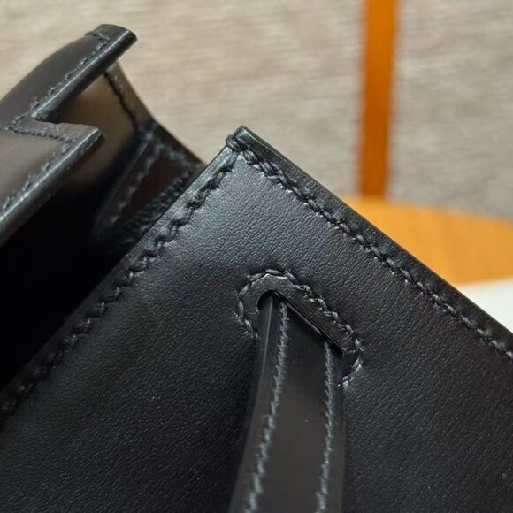 Classic Hermes Bag: A Stylish and Versatile Choice for Elegance - Picture 8 of 12